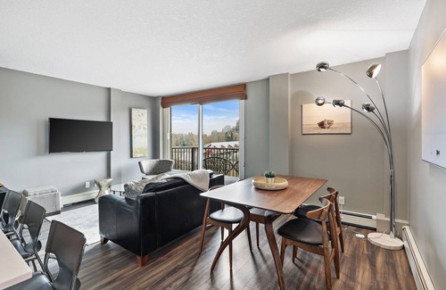 Sunnyside Condo | Bridgeview #2- 2BR condo with free parking