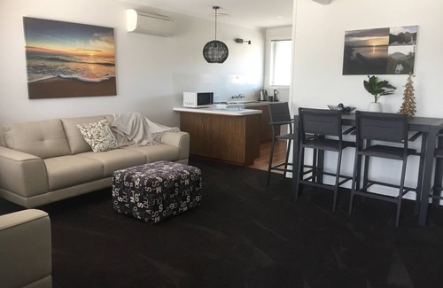 Bridport Apartment | Bridport Old Pier 2 bedroom apartments 1-3. Full kitchen Pet friendly on request