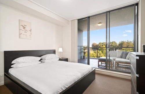 Wentworth Point Apartment | Bright 2-Bed Apartment Near Wentworth Point Sights