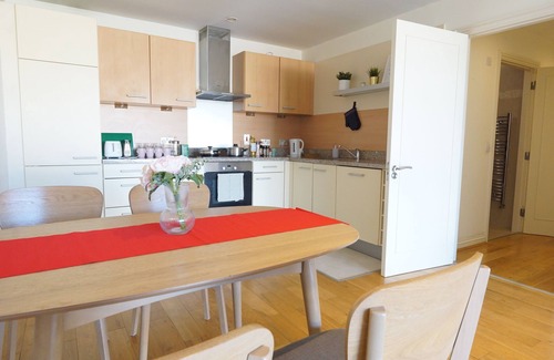 Dundrum Apartment | Bright 2 bedroom apartment with convenient transportation
