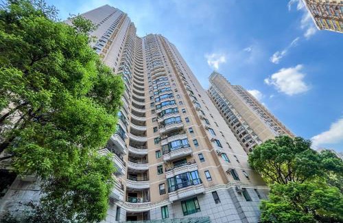 Xujiahui Apartment | Bright 2BR Apartment Yongxin Century Close to Metro Lines one nine eleven