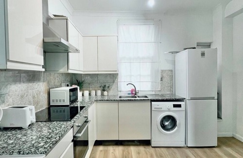 Kings Cross St. Pancras Apartment | Bright 3-Bedroom Flat in King's Cross – Conveniently Located Near Major.