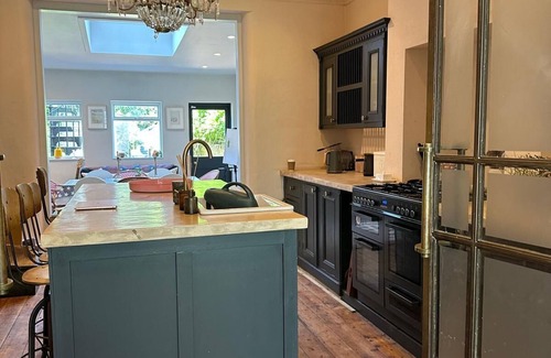 Acton House | Bright 6 Bedroom Family House West London . Parking, Fast links with Heathrow.