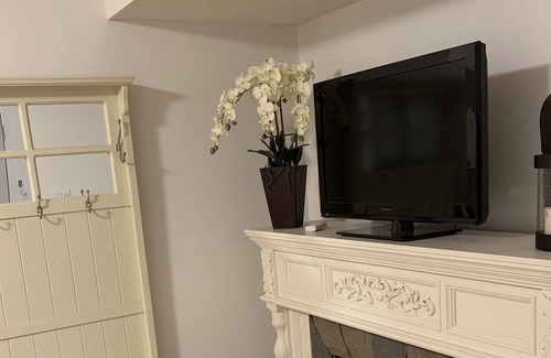 District of North Vancouver Apartment | Bright and beautiful basement suite in idyllic Edgemont Village North Vancvouver