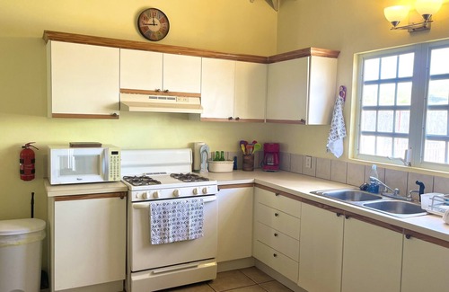 Rawlins House | Bright and cheerful island bungalow w/ocean views