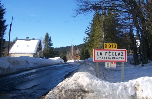 Bassens Apartment | Bright and welcoming 2* gîte de France F2 apartment with terrace