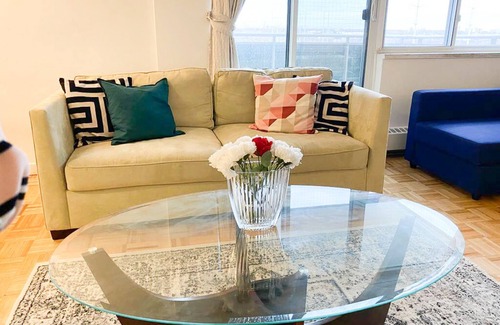 Flemingdon Park Apartment | Bright Apartment Close to City w/ Free Parking