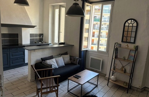 Saint-Lambert Apartment | Bright Apartment Near the Beach and Old Port