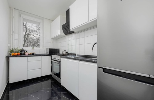 Saska Kepa Apartment | Bright Apartment Parking