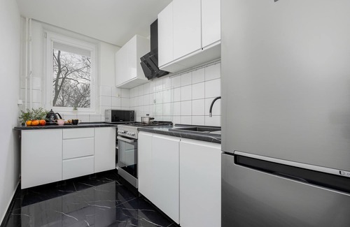 Saska Kepa Apartment | Bright Apartment Parking