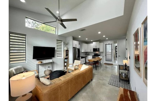 Govalle House | Bright & Artsy East ATX - 5mins to downtown!