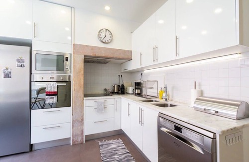Lisbon Old Town Apartment | Bright City Centre, subway at 10m, 6 Rooms, 18 pax