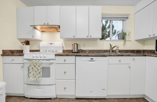 Burnaby House | Bright, clean 1 BR suite with full kitchen. Central location.