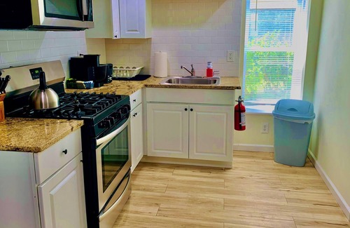 Middletown Apartment | Bright - Cozy 1 BR 1 Full Bath Apt ~ 1.5 hrs from NYC - Fast WiFi & Downtown