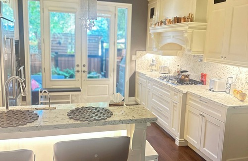 The Pocket House | Bright, Cozy, Semi-Attached Home in Friendly Quiet Neighborhood