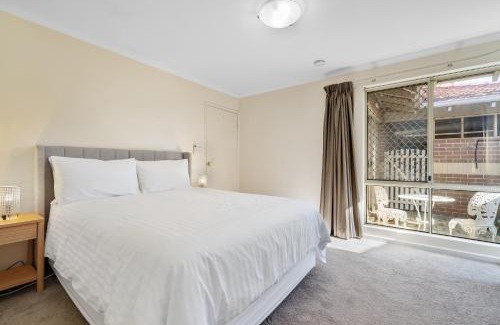 Churchlands House | Bright Family Stay with Outdoor Space