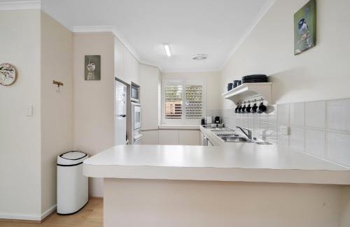 Churchlands House | Bright Family Stay with Outdoor Space