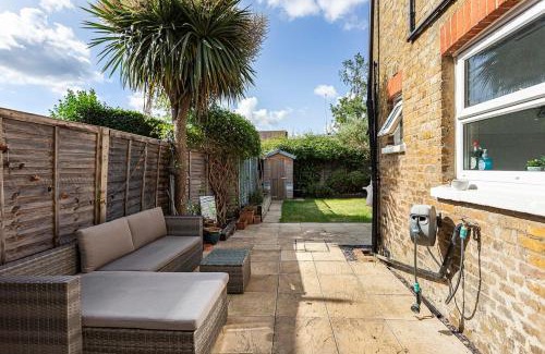 Ashford Apartment | Bright Garden Flat in Ashford Town with Free Parking