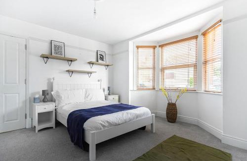 Ashford Apartment | Bright Garden Flat in Ashford Town with Free Parking