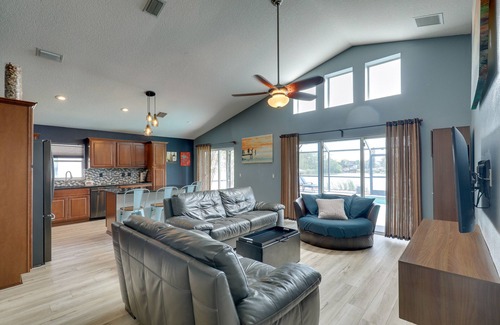 Lakeview Village House | Bright Getaway w/Ski Lake, 11 Miles to Dtwn Tampa