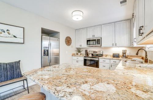 Helen Apartment | Bright Helen Cottage Walk to Town!