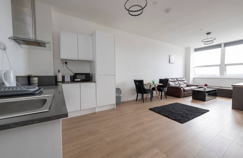 Smethwick Apartment | Bright home near The Hawthorns Station