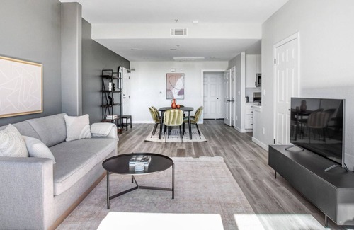 Mar Vista Apartment | Bright Mar Vista 2BR w/ W/D, nr Venice Beach, by Blueground