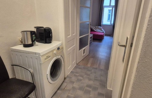 Matzleinsdorf Apartment | Bright, Modern 1-Bedroom near Vienna Center – King Bed + Extra Sleeping