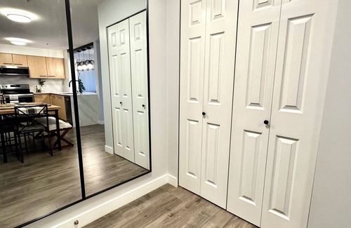 Sappertown Apartment | Bright Modern Condo Near SkyTrain & Hospital