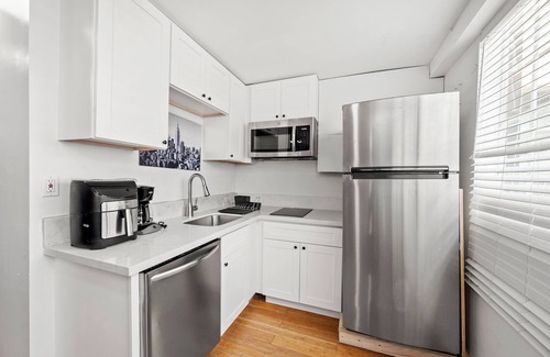 Cortez Hill Apartment | Bright Remodeled 2 queen beds Studio Close Little Italy