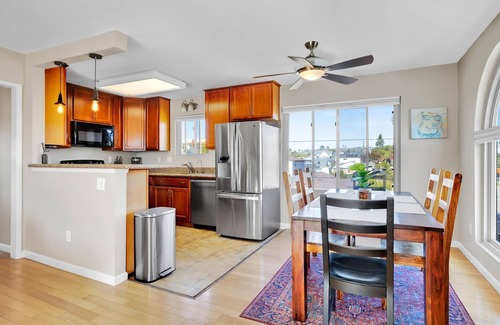 Crown Point Condo | Bright, Spacious 2 BD in the Heart of San Diego!
