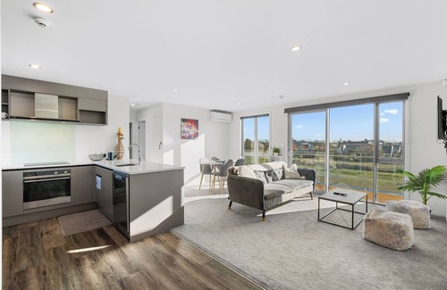 Christchurch City Centre Apartment | Bright & Spacious 2BR w/Carpark
