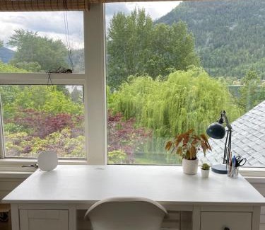 Nelson House | Bright, Spacious Home with Lake & Mountain Views, Walk to Beach