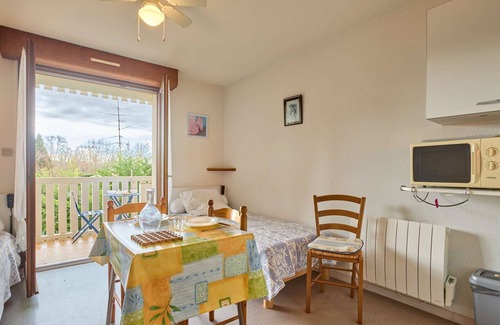 Barbotan-les-Thermes Apartment | Bright studio with balcony and Wi-Fi in Barbotan