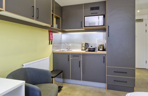 Ravenscourt Park Apartment | Bright Student Studio in Hammersmith
