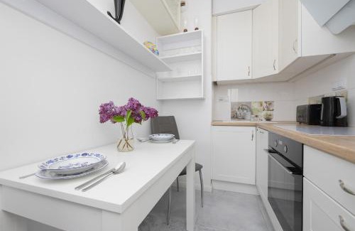 Bielany Apartment | Bright Studio Głowackiego for 2 People in Warsaw by Noclegi Renters