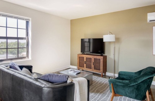 Uptown Apartment | Bright Uptown 1BR w/ Gym w/ Boxing Ring, nr Red Line, by Blueground