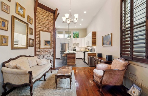 Faubourg Lafayette Villa | Bright Victorian House w Heated Pool 6br|4ba