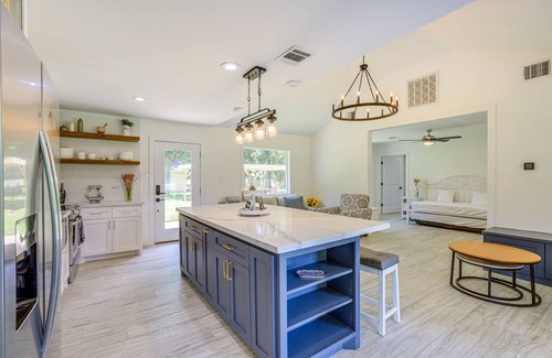 Simonton Cottage | Bright Wallis Cottage w/Pergola & Grill!