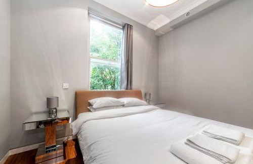 Addison Apartment | Brilliant 1BR Flat, Lakeside Rd, 5 min to Tube
