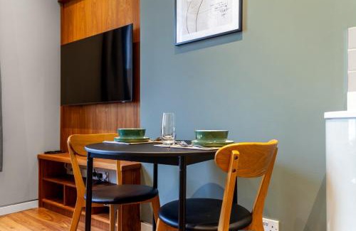 Addison Apartment | Brilliant 1BR Flat, Lakeside Rd, 5 min to Tube