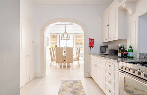 Warwick House | Brilliant Family Townhouse with AC BY By Buckingham Palace - Sleeps 8