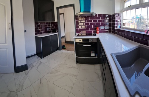 Hanham House | Bristol 2-bed Bungalow, Sleeps 4, Parking