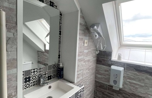 Guingamp Hotel | Brit Hotel L'Arrivée Guingamp