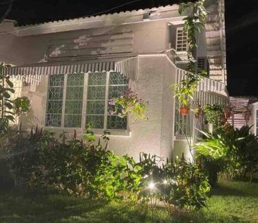 George Town Villa | British Granny's Cottage in Georgetown