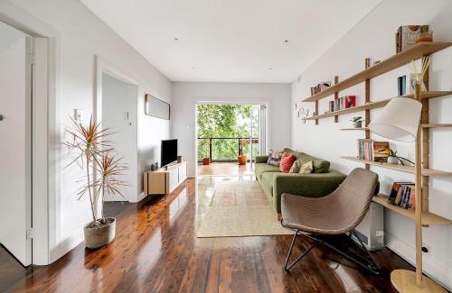 Bronte Apartment | 'Bronte Beauty' Modern Heritage Style with Balcony