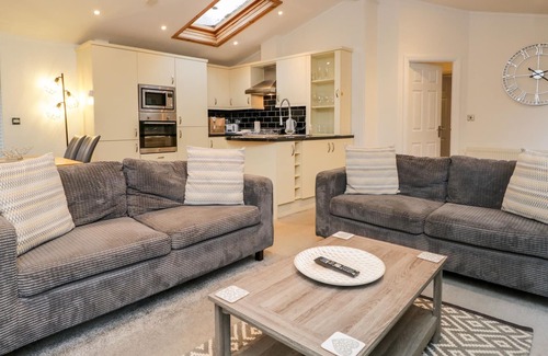 Windermere Cabin | BROOK LODGE, family friendly, with a garden in Bowness-On-Windermere