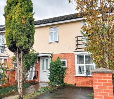 Birmingham House | BrumStay - 4 Bedrooms TownHouse sleeps 6 with Driveway Parking and Garden