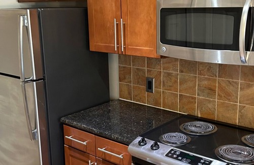 Lenox Apartment | BuckHead hide away is located in the heart of Buckhead Ga. W/deck, pool and gym