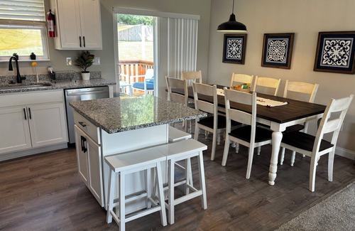 Dry Ridge House | Bud's Place: Family Friendly Spacious 5-bedroom 3 bath house with 3 KING BEDS